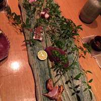 大どころ - ものすご～い大きな皿で提供されるお刺身