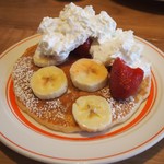 エッグスンシングス - ストロベリー、ホイップクリームとマカダミアナッツ（バナナトッピング）