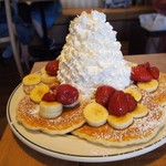 エッグスンシングス - ストロベリー、ホイップクリームとマカダミアナッツ（バナナトッピング）