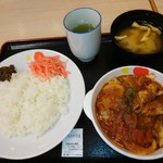 松屋 - ごろごろチキンのトマトカレー〈税込590円〉(店内・お味噌汁付き、with紅生姜)