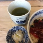 まぐろどんぶり瀬川 - このお茶と漬物も美味い！