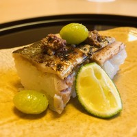 馳走 筏や - 秋刀魚のお寿司
                脂がのった旬の秋刀魚にほっくりした新銀杏。
                んーまさに秋の味覚！美味しい！！
