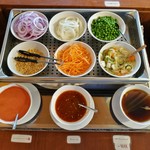 Kuwan chai taishokudou - サラダコーナーには様々な野菜にタイ風ピクルス、ドレッシングやソースなど