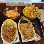 Kuwan chai taishokudou - ヤムウンセン（春雨のピリ辛サラダ）や、粗挽きの鶏肉を使ったピリ辛ラーブ、海老せんべいなどのトッピングも