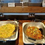Kuwan chai taishokudou - 左はパラパラのチャーハン、右は唐揚げ風の鶏と甘辛ダレが合う鶏肉のカシューナッツ炒め