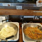 Kuwan chai taishokudou - 左はスープやカレーをかけて楽しむ素麺、右はもちもち甘くナッツが香ばしい米粉麺パッタイ