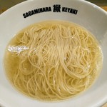 Sagamihara 欅 - 香味油と出汁、そして麺のみ。たれのみならず塩も入れていません。