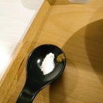 Sagamihara 欅 - お好みで！的にパウダー状の塩と藤野？の柚子胡椒はつけてくれます。