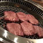 SATOブリアン - 焼かれているタンもと