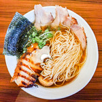 Mensakuakashamojiniigatahigashiten - 特製淡麗ラーメン・醤油の麺