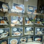 お食事処 ふじや - 店頭ショーウィンドーには実写の写真がずら～り。出てきた料理と比べてみても看板に偽りなしや