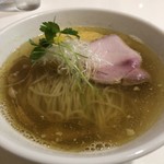 らあめん サンド - 塩らぁめん！角度が、悪くて濃い色に映ってますが、おうごんのスープ！