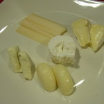 PETIT SPOON - チーズ盛合せ／ウォッシュ、シェーブル、パルミジャーノ、ミニベル、青カビの５種類