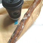 ブリコラージュ ブレッド アンド カンパニー - my定番のバトンノア340円と本日のコーヒーR 360円を。税込み　豆はコスタリカ。20180911　陳列の中に、舞茸の乗ったタルトフランベを発見！気になる～～