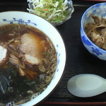 大受 - 料理写真:ラーメン＋サラダ＋ミニ焼肉丼のセット８００円