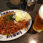 後楽そば - ビール（￥３８０）と、焼きそば並（￥４００）