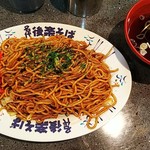 後楽そば - 焼きそばにはスープが付きます。