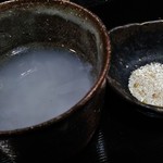 そば くら富 - そのままの次は蕎麦の実入りの焼き塩で