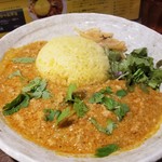 SPICY CURRY 魯珈 - インドネシア風レモングラスとバイマックルのキーマ
