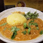 SPICY CURRY 魯珈 - インドネシア風レモングラスとバイマックルのキーマ