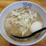 海鳴食堂 - 魚介とんこつラーメン+半熟煮玉子100円。