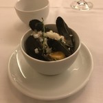 ビストロ コティディアン - モン・サン・ミッシェルのムール貝の白ワイン蒸し。
      美味し。