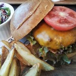 The 33 Tea＆Bar Terrace - サラダとポテト付。バーガーにはチーズ・トマト・玉ねぎ・レタスが挟まっています。