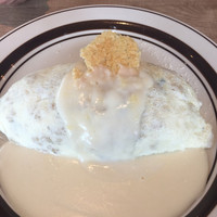 キッチン 大宮 MARK IS みなとみらい店 - オムライス上にはチーズソース、前面の大部分はホワイトソース