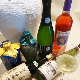 お食事との相性を考えた、こだわりのワインや日本酒に酔いしれる