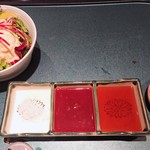 ステーキハウス 萩 - サラダと塩、タレ