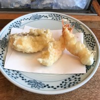天ぷら新宿つな八 大丸店 - スタートは海老から、左は真鯛