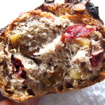 スーリープー - カンパーニュ（ナッツ＆フルーツ）の断面