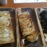 Ganso Gyouza Wagou Gyouza - 左から和合餃子、三鮮焼き餃子、黒焼き餃子