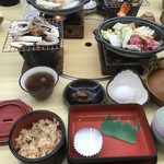 Shingen Yakata - 団体客専用の長いテーブル席（2階）に案内され、ようやくお昼の「松茸尽くし膳」にありつく