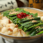 Hakata Motsu Nabe Issui - みそ風味で濃厚な味わい『みそ もつ鍋』
      
      米沢牛のもつの旨み、キャベツやニラの甘みに最も合う福岡の白味噌を使用。プルプル食感のもつも、野菜もたっぷり採れるヘルシーな逸品です。