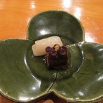 日本料理 たかむら - 蛸の桜煮と　　　　　　　　　　　　白だつ（海老芋の茎）