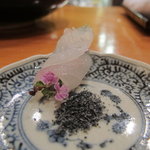 日本料理 たかむら - 紫蘇の花を真子鰈を巻いて竹炭塩で・・・