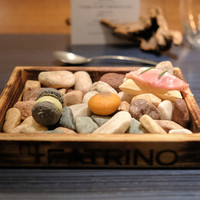 IL TEATRINO DA SALONE - 最初の一皿（グリッシーニ、パプリカとアンチョビ、アマレッティ）