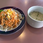 アケティ - ランチのスープとサラダ