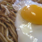 元祖 神谷焼きそば屋 - 肉玉のアップ