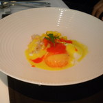 エルルカン・ビス - 化石卵の温泉卵　赤海老たたきと焼とうもろこしのピュレがけ