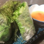 Okinawa Izakaya Paradaisu - プチプチプチプチとエビちゃんとちゅるちゅるモズクが絶妙なハ〜モニ〜
      
      海ぶどうの海鮮生春巻‼