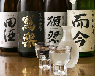 Akogareno Kominka Gyuutanshabushabu Yogozansu - よござんすには日替わり、月替わりでたくさんの日本酒のラインナップがございます。
                        日本酒がらみのイベントもありますので、ぜひ店頭で確認してください！