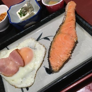 Taka - 朝定食の紅サケと目玉焼きです。