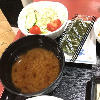 Taka - 味噌汁の具は豆腐でした。サラダもタップリ、味付け海苔まで付いていました。