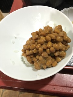 Taka - 30年ぶりに食べた納豆ご飯…味付け海苔で巻いて頂きました。(^^; メチャ健康的ですよね。