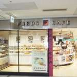 FREDS - スイーツパンを横目に見ながら入店