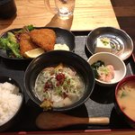 どまん中 - モツ煮込みとアジフライ定食