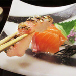 弥さしさ 大島 - 向付は鯛(昆布締)の焼霜 サーモン