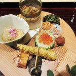 弥さしさ 大島 - 八寸は鯖寿司/チーズと鶏の燻製/ イクラおろし/ナスと生麩/鱧南蛮漬/山ももワイン煮/ ヤングコーン香り揚/ばい貝旨煮 